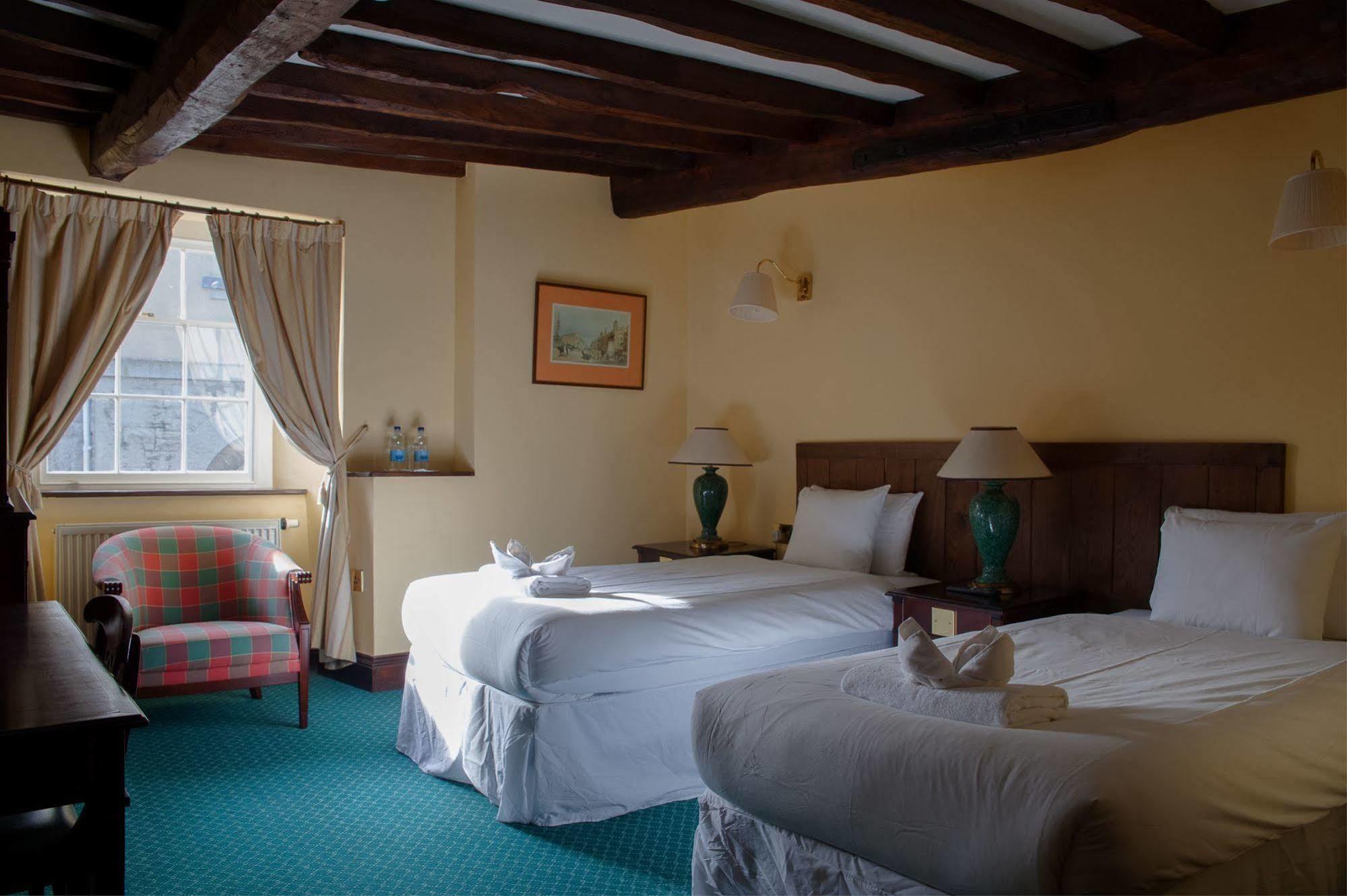 The King'S Head Hotel Ландоувъри Екстериор снимка