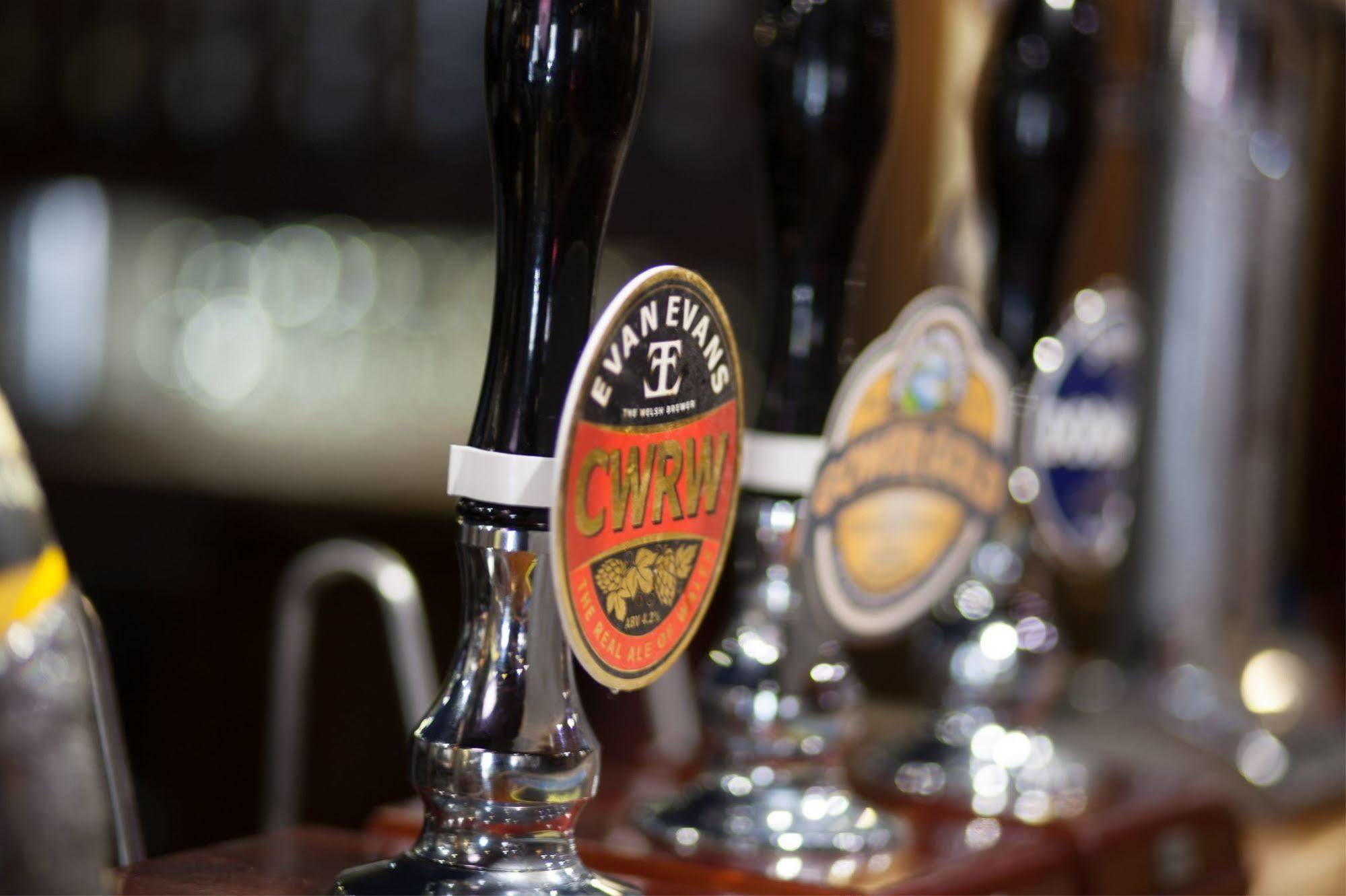 The King'S Head Hotel Ландоувъри Екстериор снимка