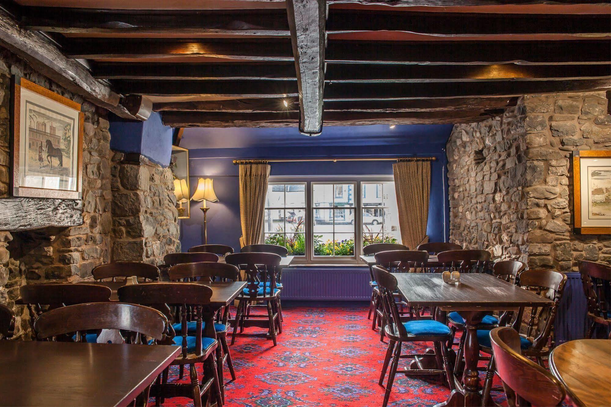 The King'S Head Hotel Ландоувъри Екстериор снимка